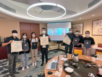 計劃於7月29日舉行活動回顧午餐會。輔導長張錦少教授（左四）及計劃學術顧問之一黃永德教授（右三）與同學們共膳。